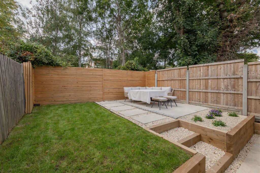 Fosters Close, E18
