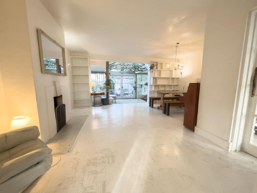 LIVING/DINING ROOM