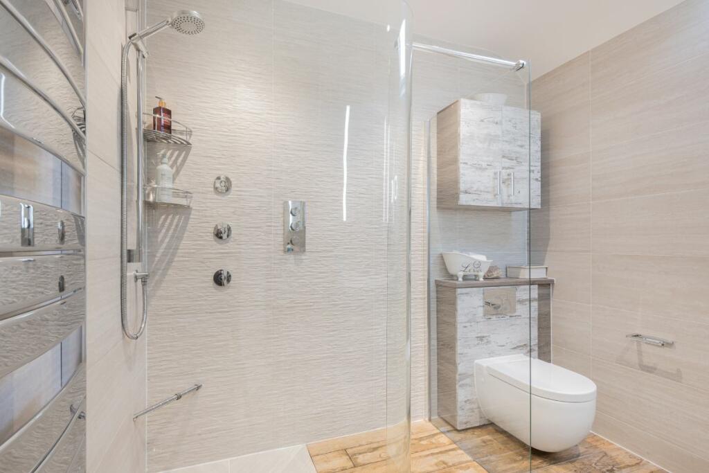 Master Bedroom En-suite 