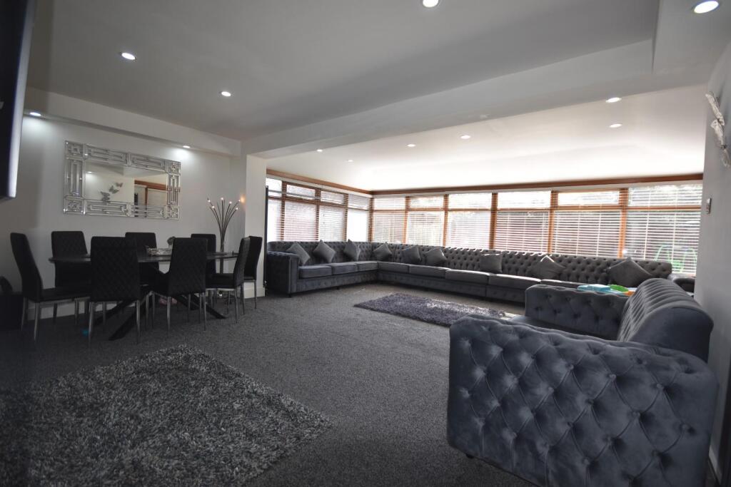 FAMILY ROOM/CONSERVATORY