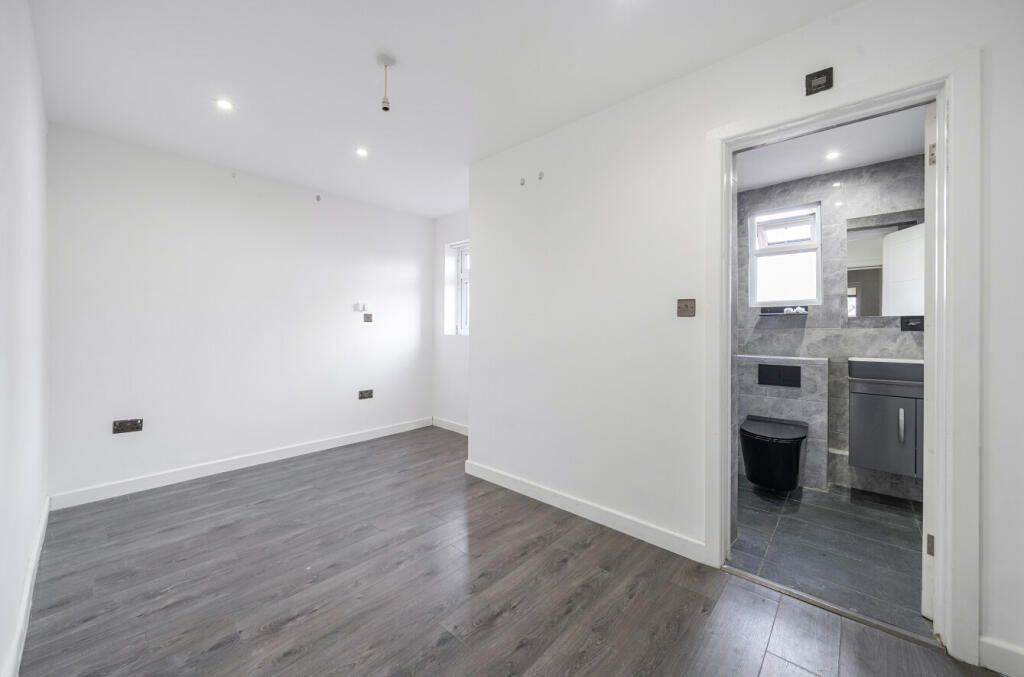 1335959-4-68aebe1...