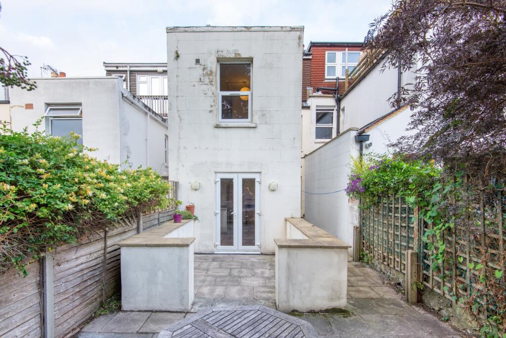 97 Bonchurch Road Outside Area (2)