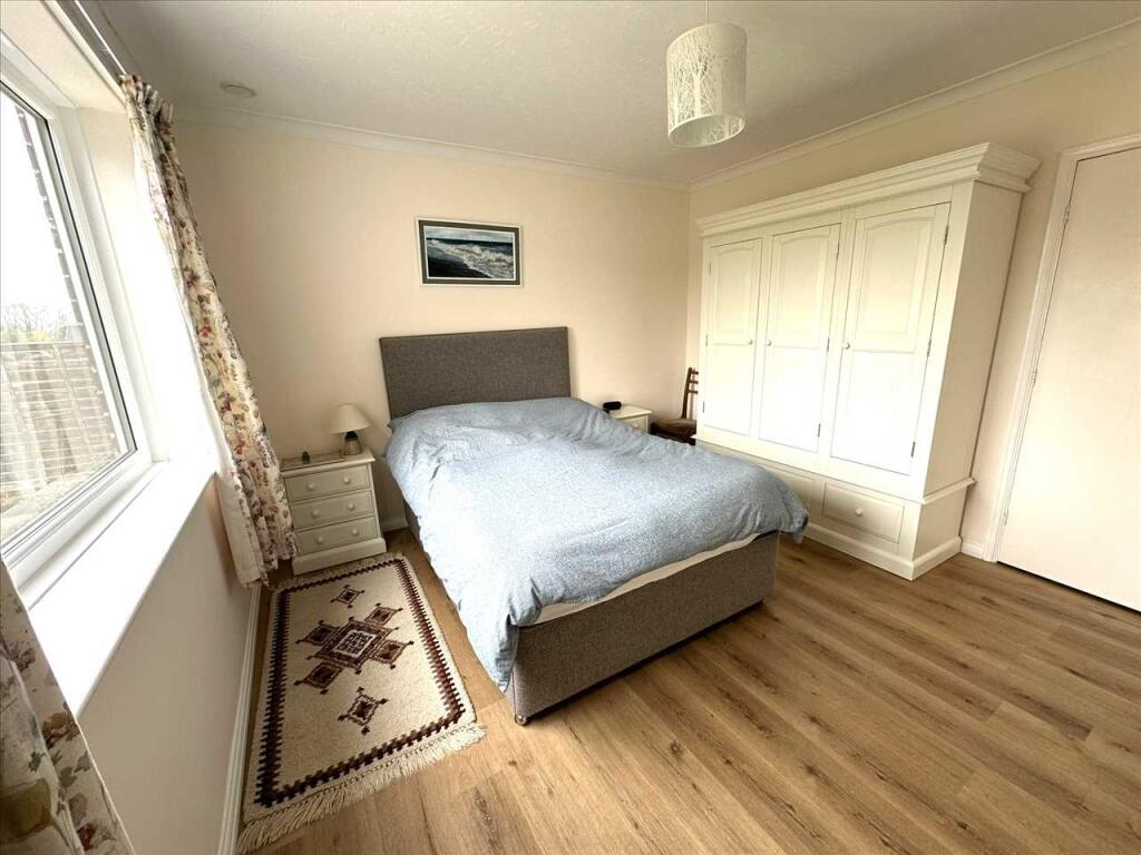 Bedroom (rear)