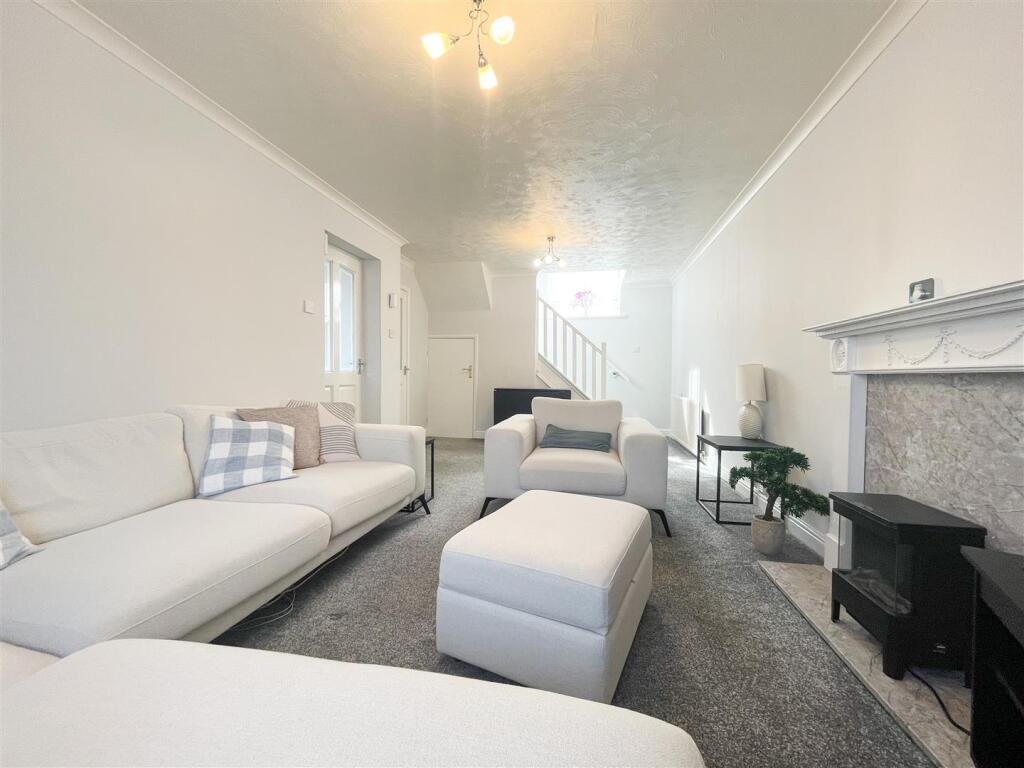 LOUNGE/DINING ROOM