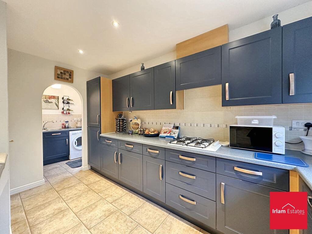 KITCHEN/DINING ROOM
