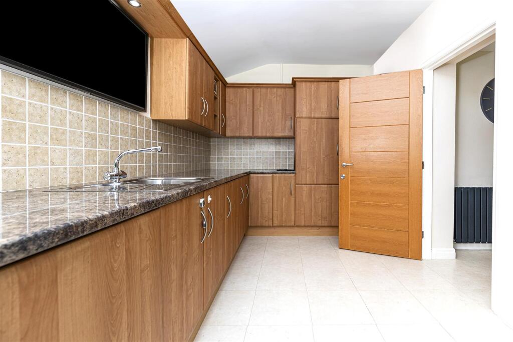 Bramleys Estate Agents - Crow Lees Gardens (16).jp