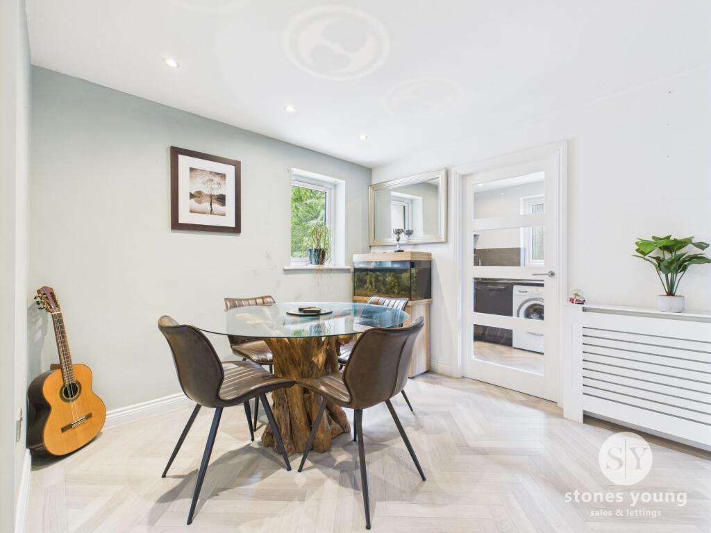 Split level lounge diner