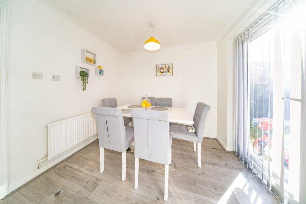 3 Deanwood Close dining area.jpg