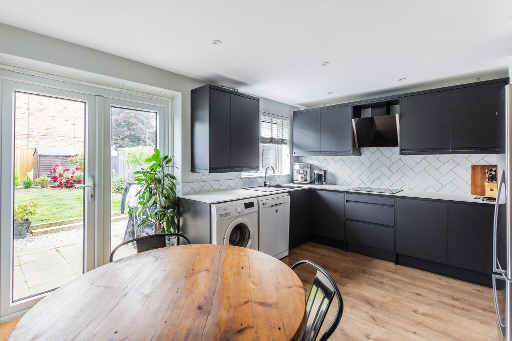 Kitchen dining 1.jpg