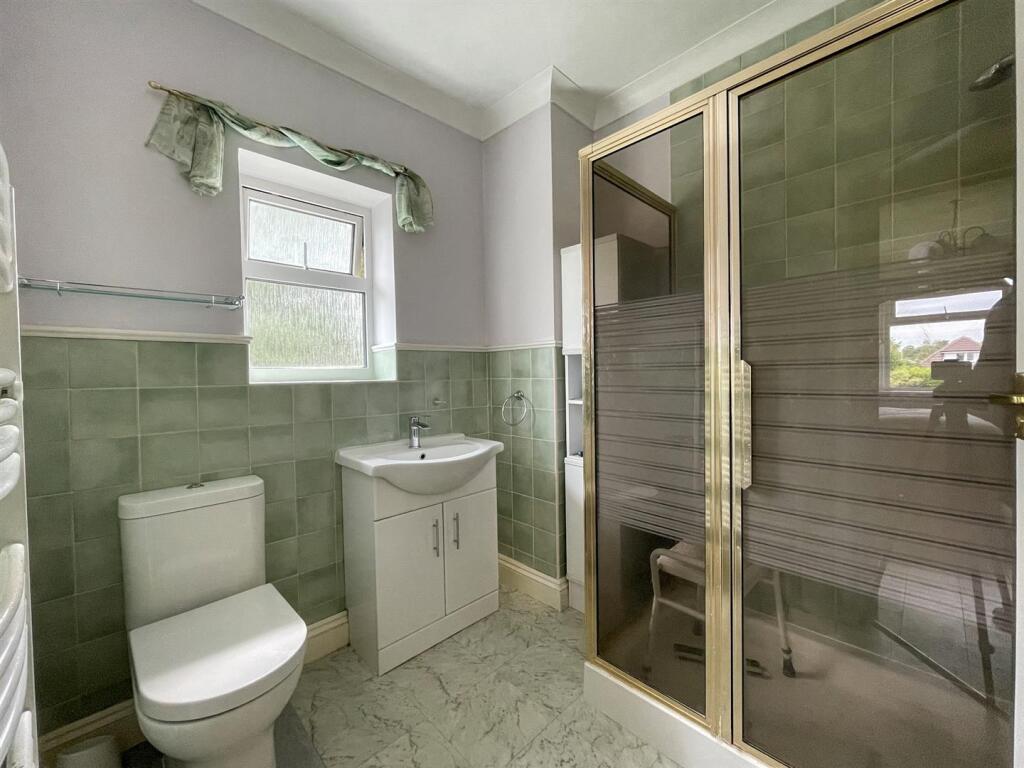 Ensuite shower.jpg