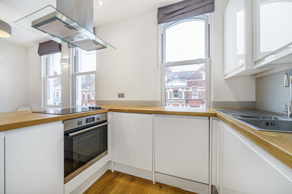 Kitchen (2).JPG