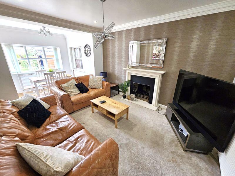 Lounge/Dining Area