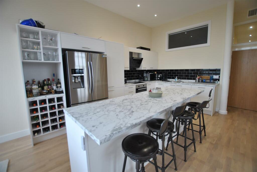 OPEN PLAN LIVING/KITCHEN AREA
