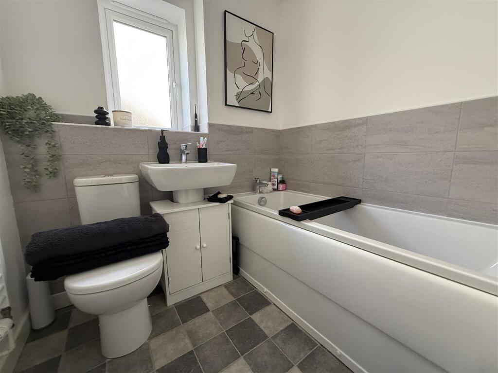 BATHROOM/WC