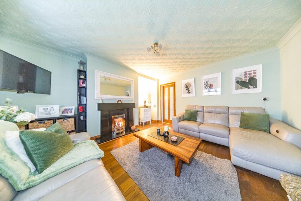 13 Hayes Avenue lounge 2.jpg