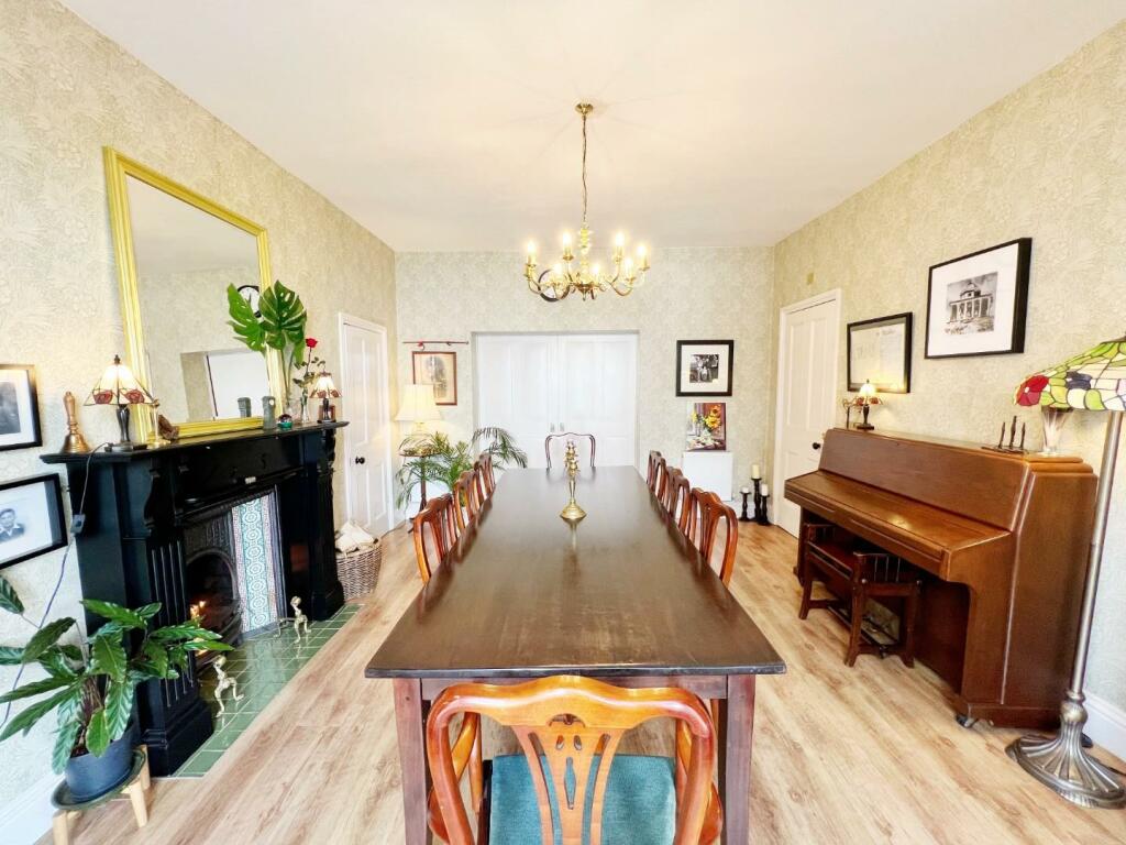 Dining Room pic 2.jpg