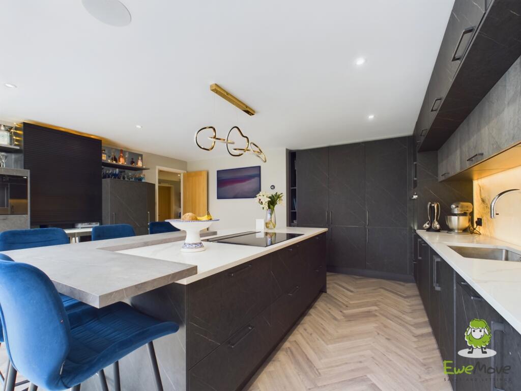 CAM03778G0-PR0171-STILL029