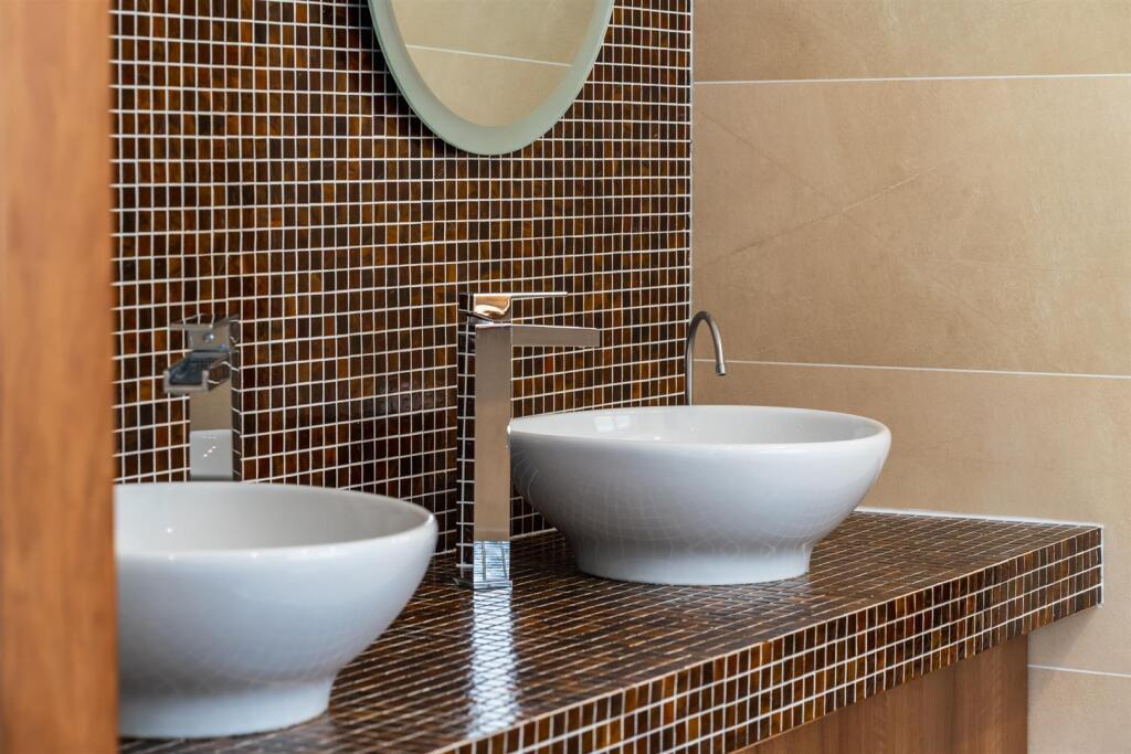 Master En-Suite Bathroom