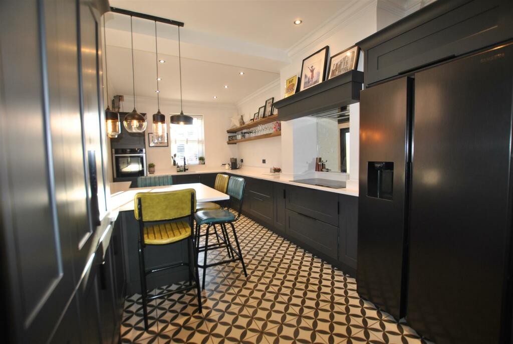 FAMILY KITCHEN