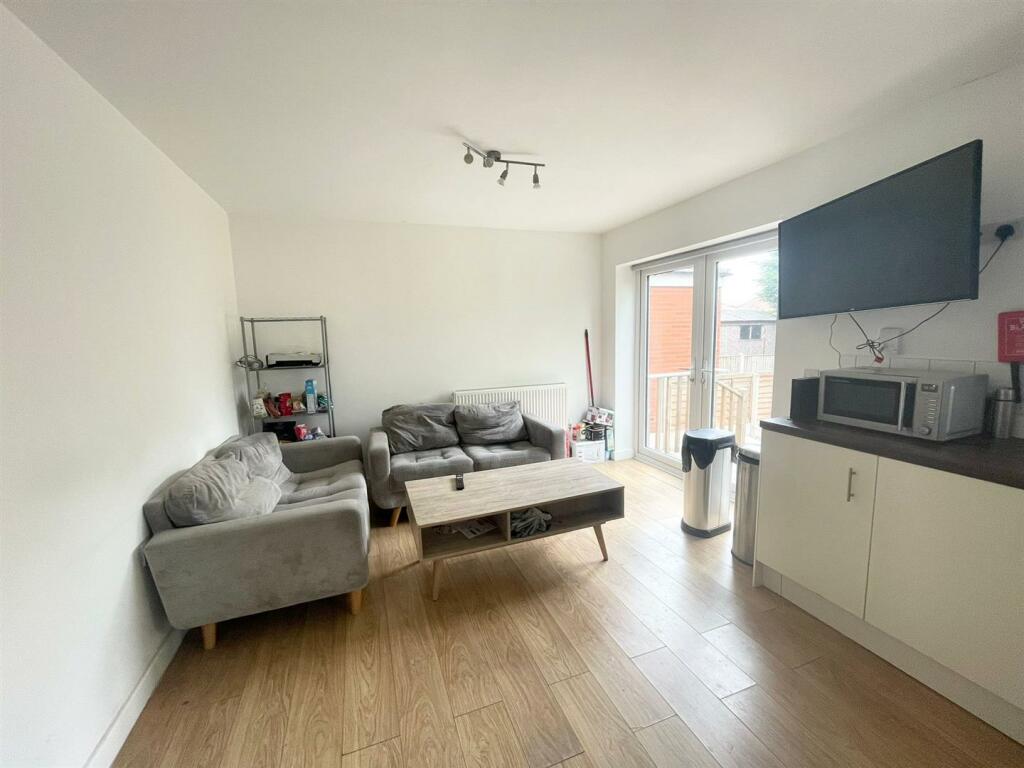 Kitchen / Lounge