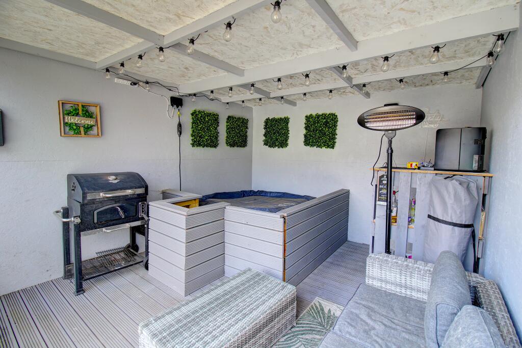 Outdoor Bar &amp; Hot Tub