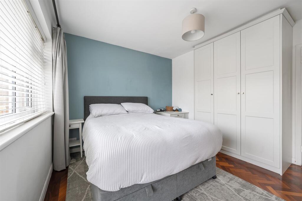 Snakes Lane West, IG8