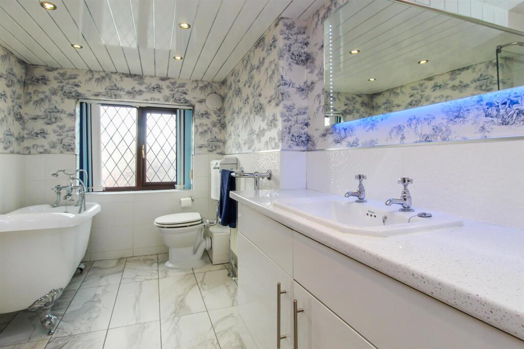 BATHROOM/W.C.