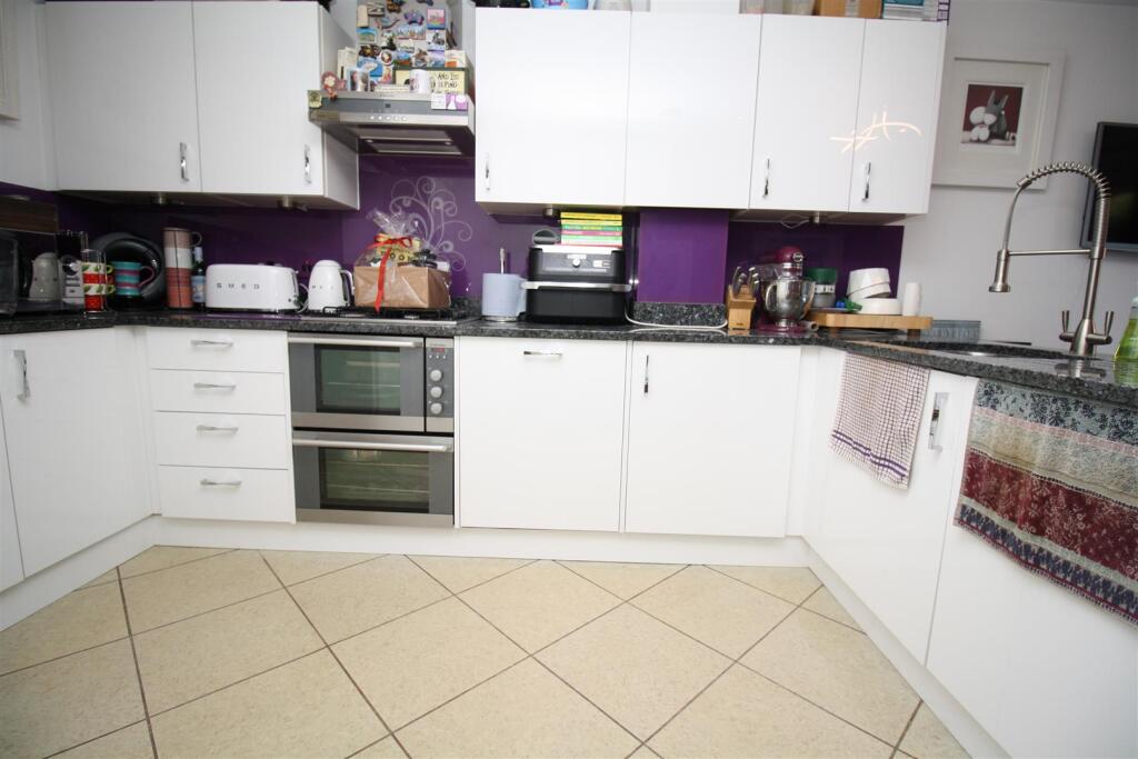 52 St Helena kitchen 4.JPG