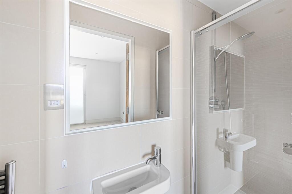 Flat 3, 35 Netherhall Gardens Hi-11.jpg