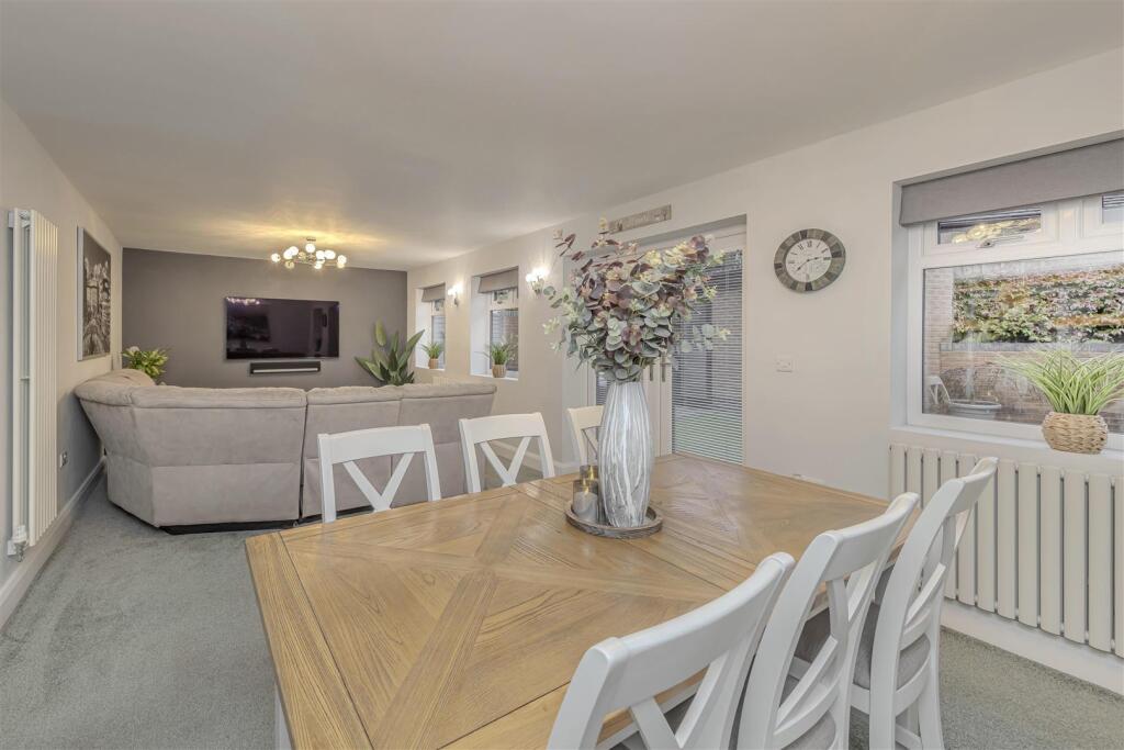 Living Diner Area