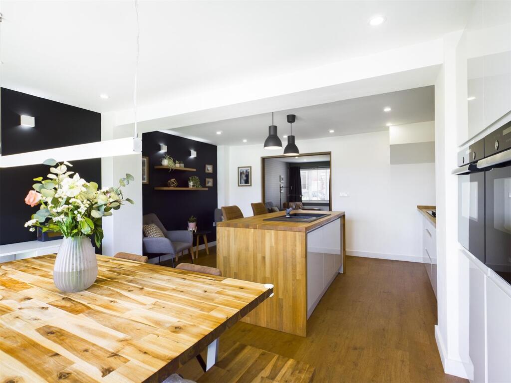 Kitchen diner.