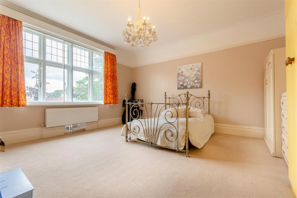 8599546-interior13.jpg