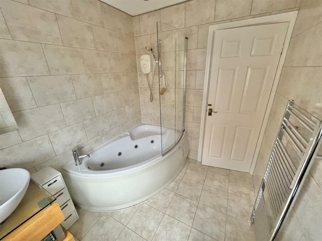 Bathroom Aspect 2.jpg