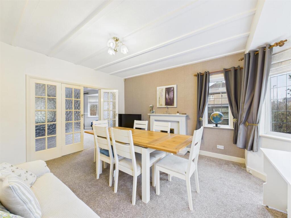 Dining room: