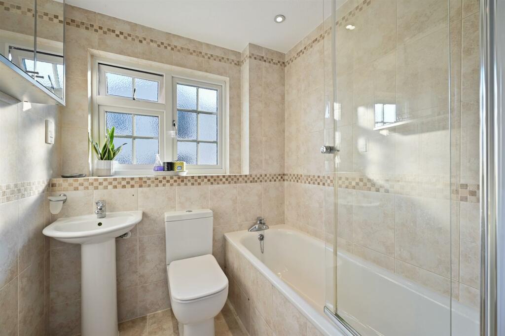 HJ - 34 The Farthings - Bathroom3 (1).jpg