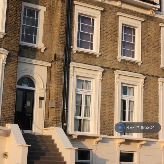 Flat Frontage: Upper Groundfloor