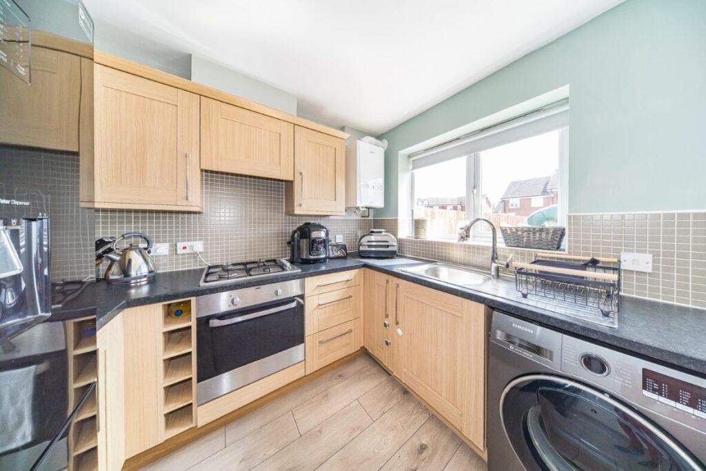 8 Riverside Mews kitchen.jpg