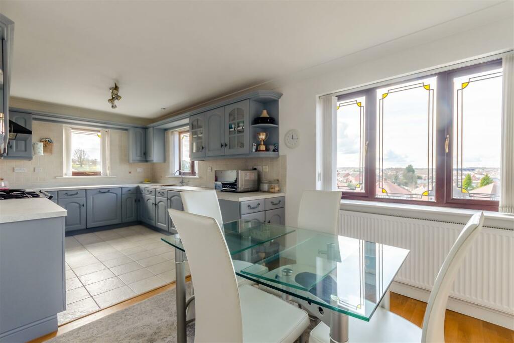 8589187-interior21.jpg