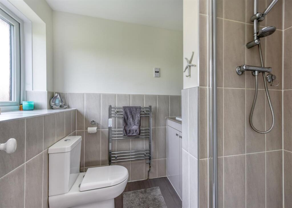103 Six Ashes Road-bed1 ensuite.jpg