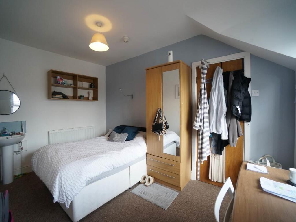 Bedroom 8.1.JPG