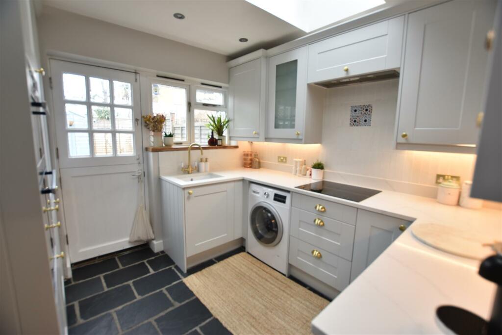 Kitchen (1).JPG
