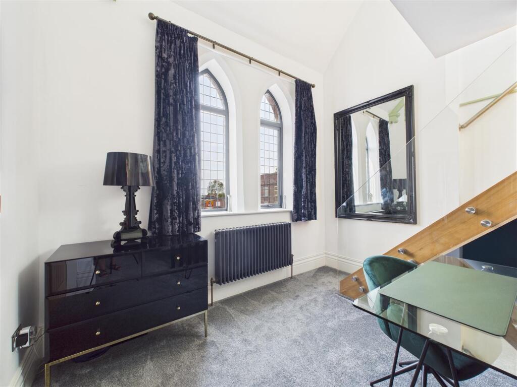 DRESSING/ OFFICE SPACE