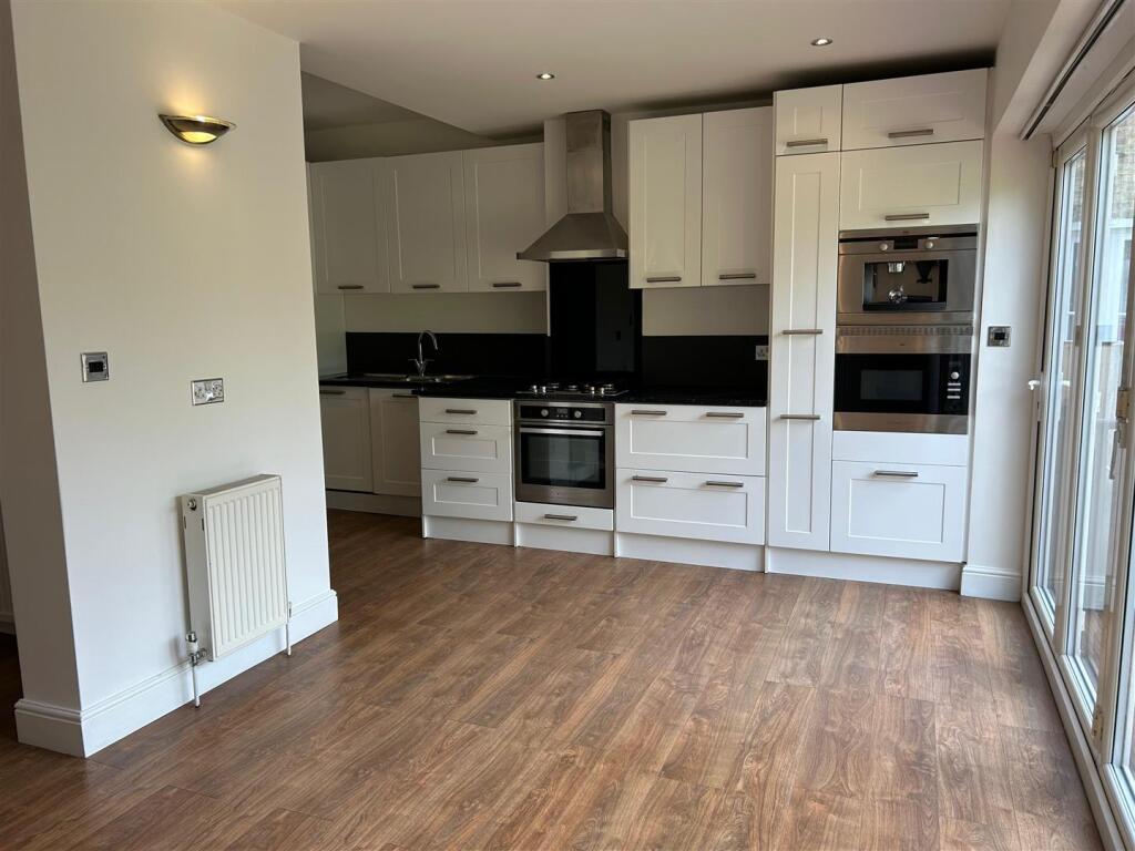KITCHEN / DINER