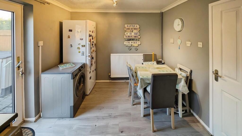 49 Elizabeth Crescent dining  a.jpg
