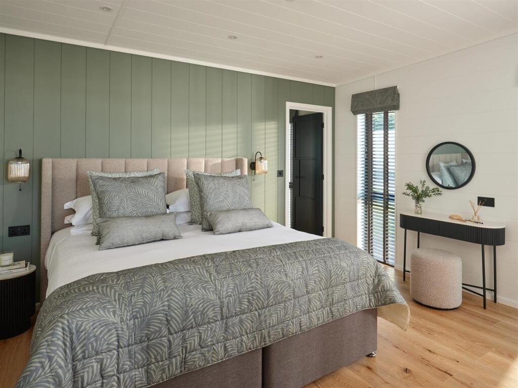 The Tideline Lodge - En suite Bedroom