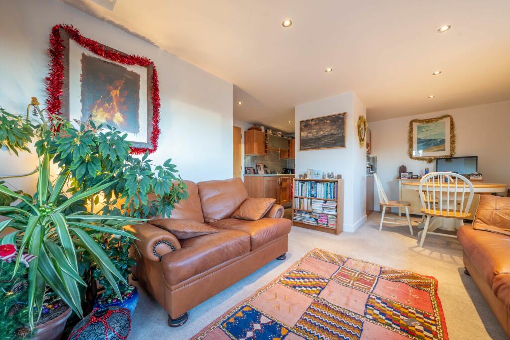 OPEN PLAN LIVING AREA