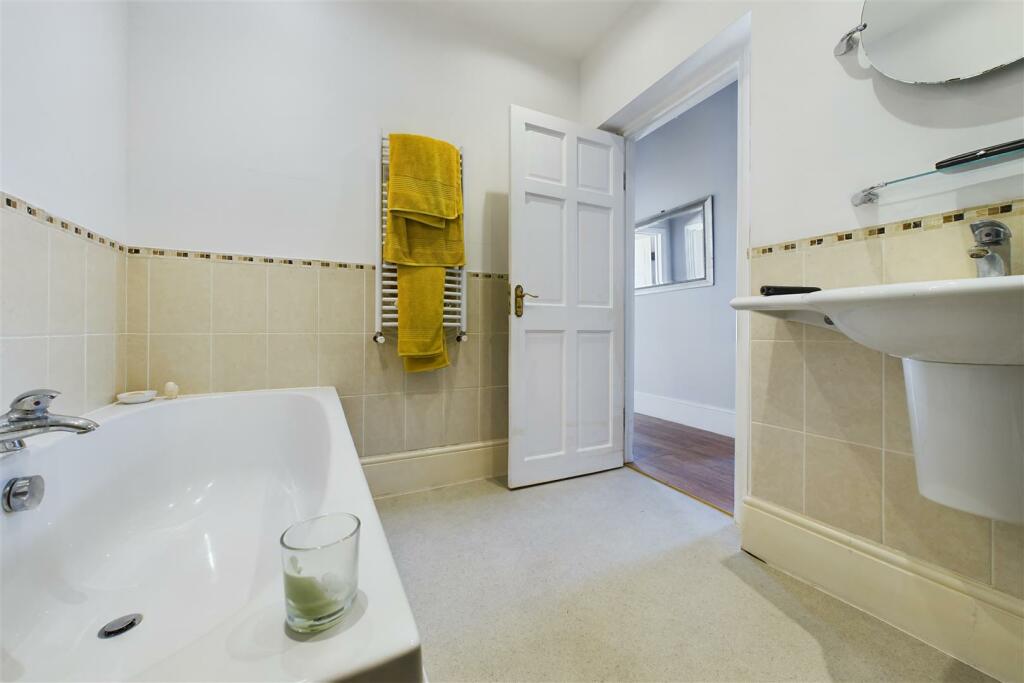 Flat 3, 110 Evesham Road, Cheltenham, Gloucestersh