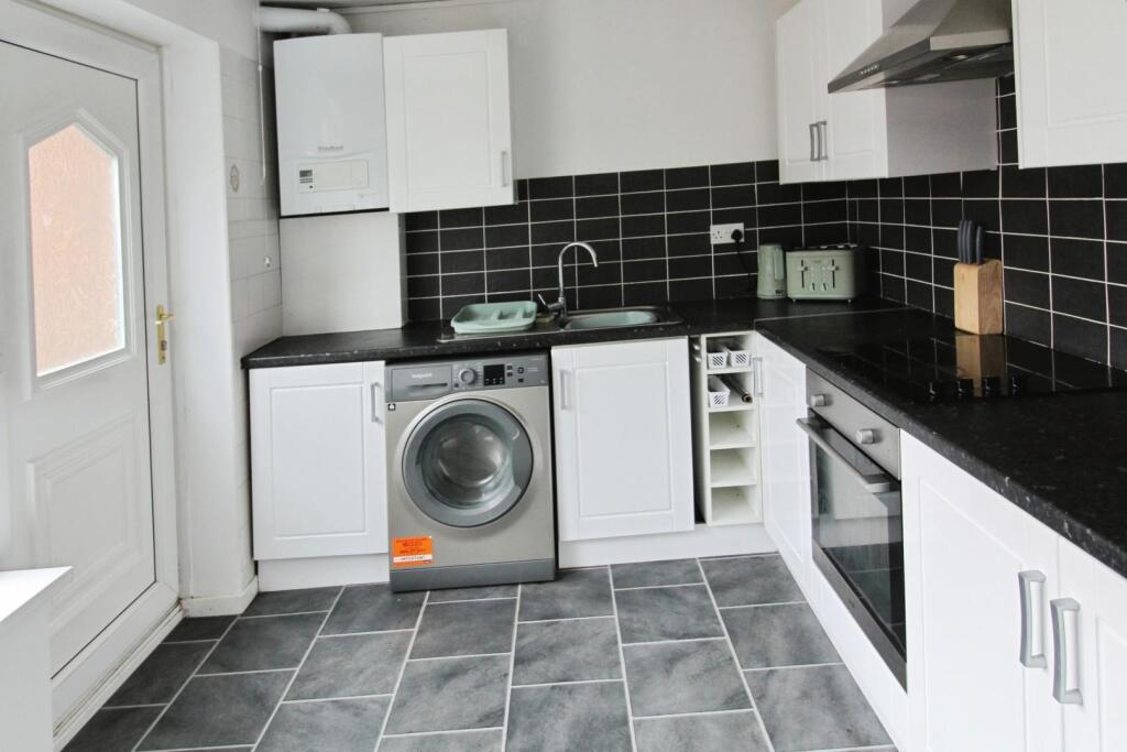 FITTED DINING KITCHEN: