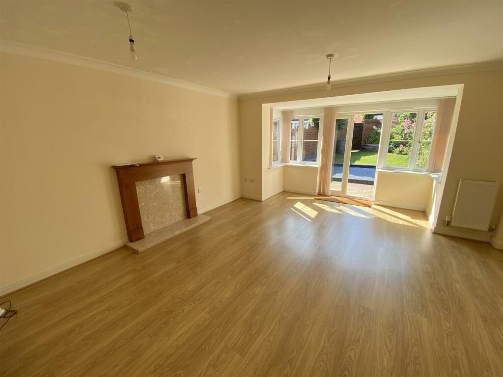 LIVING/DINING ROOM