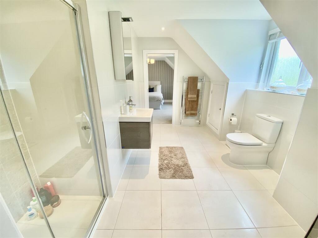 JACK AND JILL SHOWER ROOM